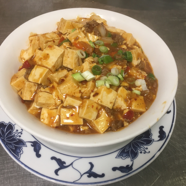 麻婆豆腐Tofu  in pittige saus met rundergehakt met witte rijst