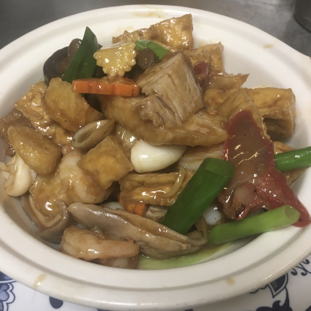 八珍豆腐煲Tofu met groenten en mix van verschillende soorten vlees met bami