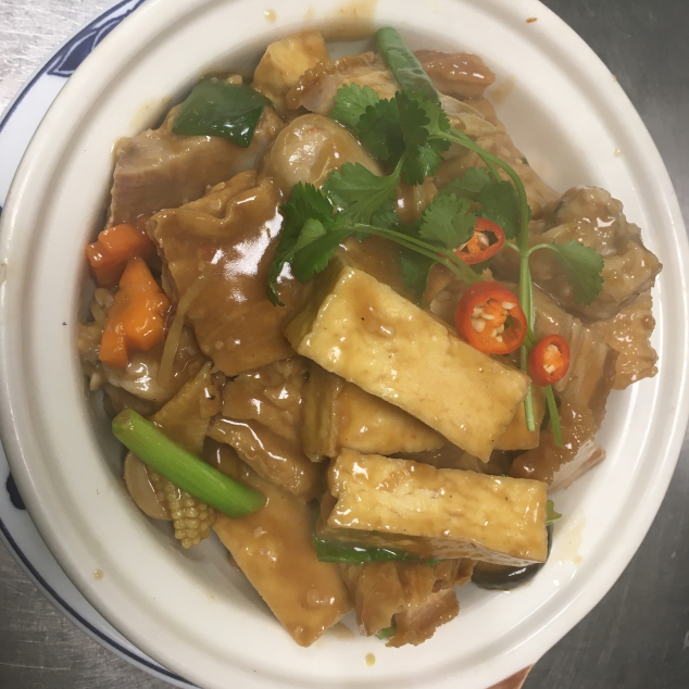 火腩肉丸豆腐煲Varkensspek met tofu en vleesballetjes met witte rijst