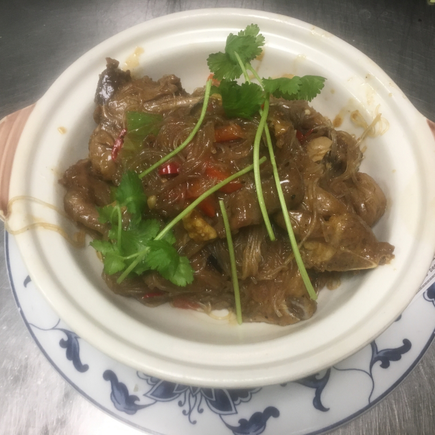 黑椒粉絲牛仔骨煲Rijstvermicelli met rund ribbetjes in zwarte peper saus met mihoen