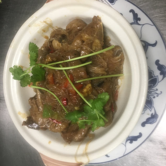 粉絲沙茶牛仔骨煲Rijstvermicelli met rund ribbetjes in sha cha saus met mihoen